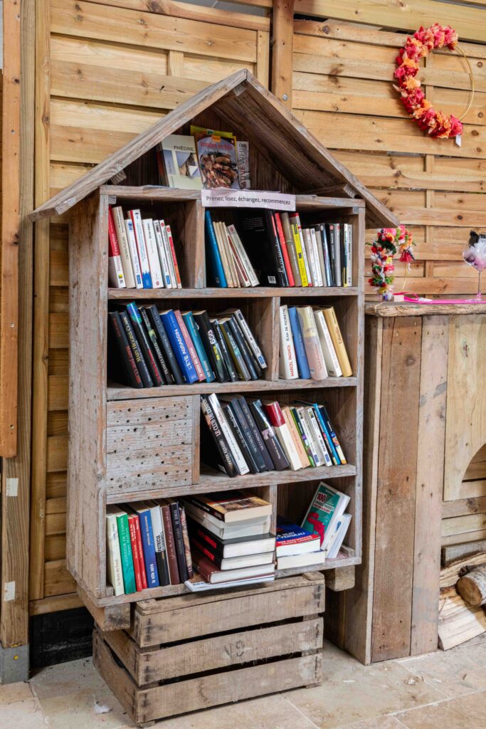 Une boîte à livre est à disposition de la clientèle de la Ferme de la Chasseloire près de Nantes